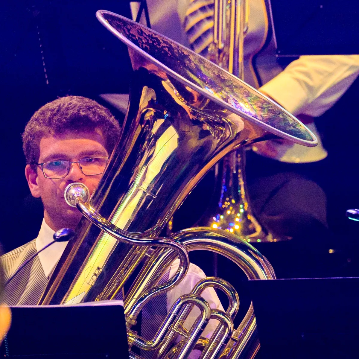 Lukas Bachmann spielt in der Harmonie Wetzikon Tuba. Man sieht einen Mann an der Tuba.